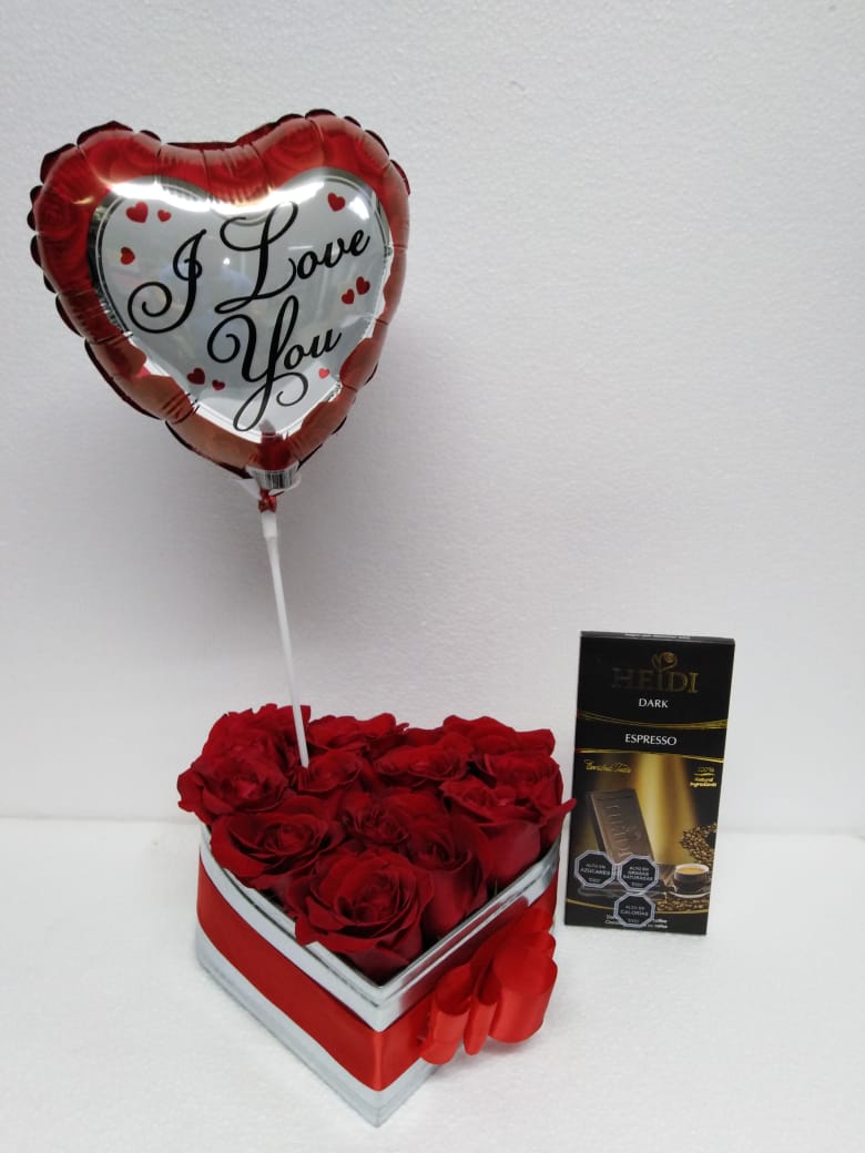 12 Rosas en Caja Corazn, Chocolate Heidi Dark 80 Grs y Globito 